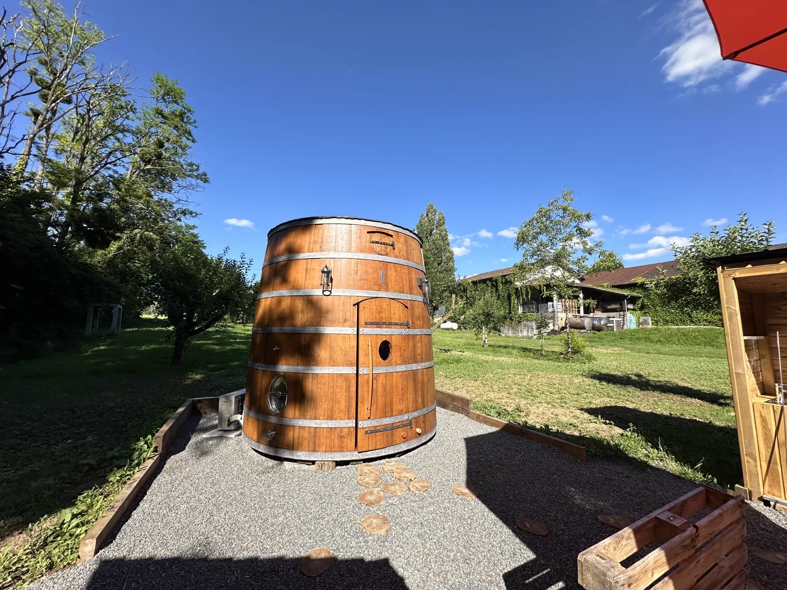 Photo de Domaine d’Arpaillan : dormir dans un tonneau de vin au cœur des vignes, près de Saint-Émilion à Naujan-et-Postiac