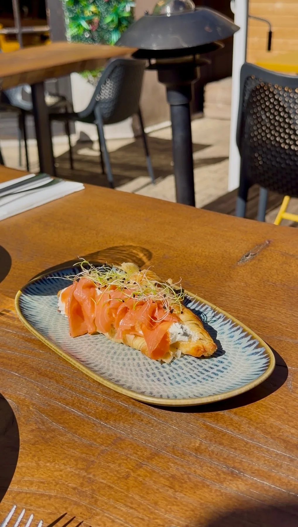 Entrée au saumon dressée sur une assiette en céramique
