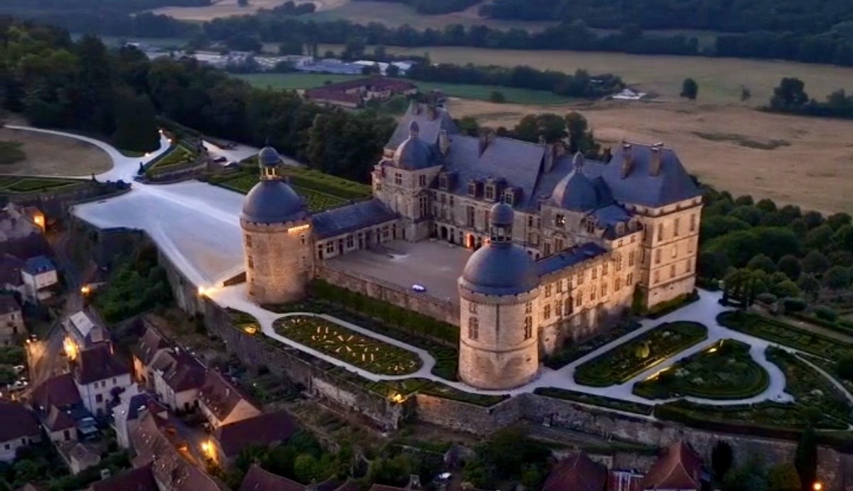 Un château du Périgord et ses jardins au crépuscule