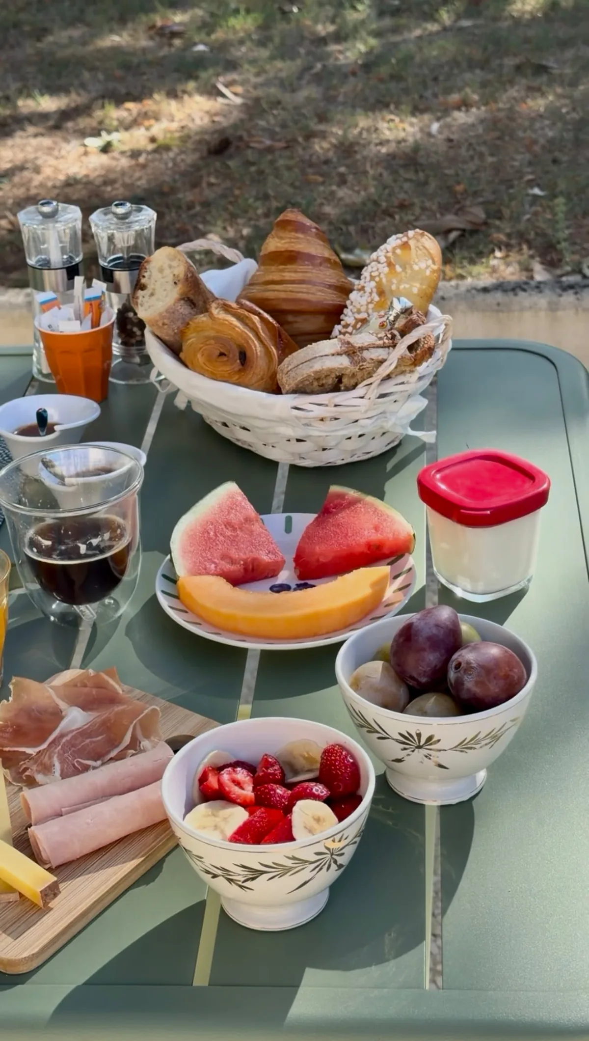 Petit-déjeuner en terrasse au Clos Marcamps : viennoiseries, fruits frais et charcuterie