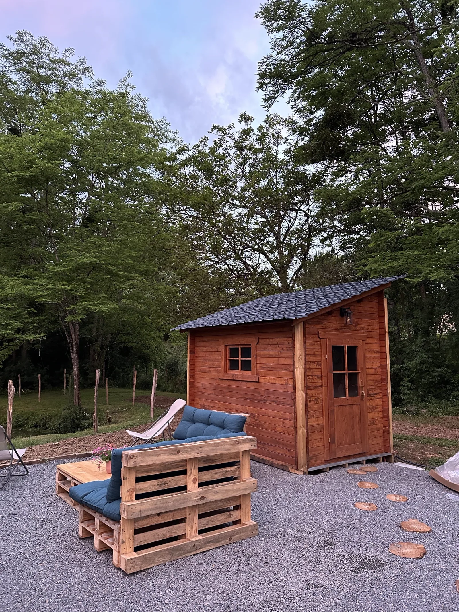 Cabane en bois et coin détente sur la propriété viticole du Domaine d’Arpaillan
