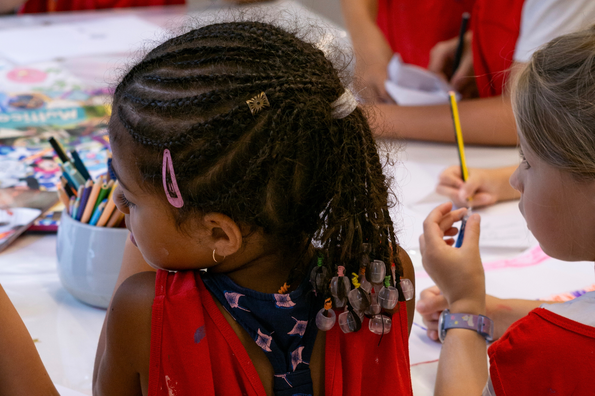 Des enfants dessinent et peignent lors d'un atelier de La Petite Académie à Bordeaux