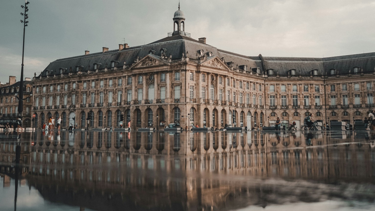 Que se cache-t-il sous le Miroir d’Eau de Bordeaux ? Une visite insolite à découvrir