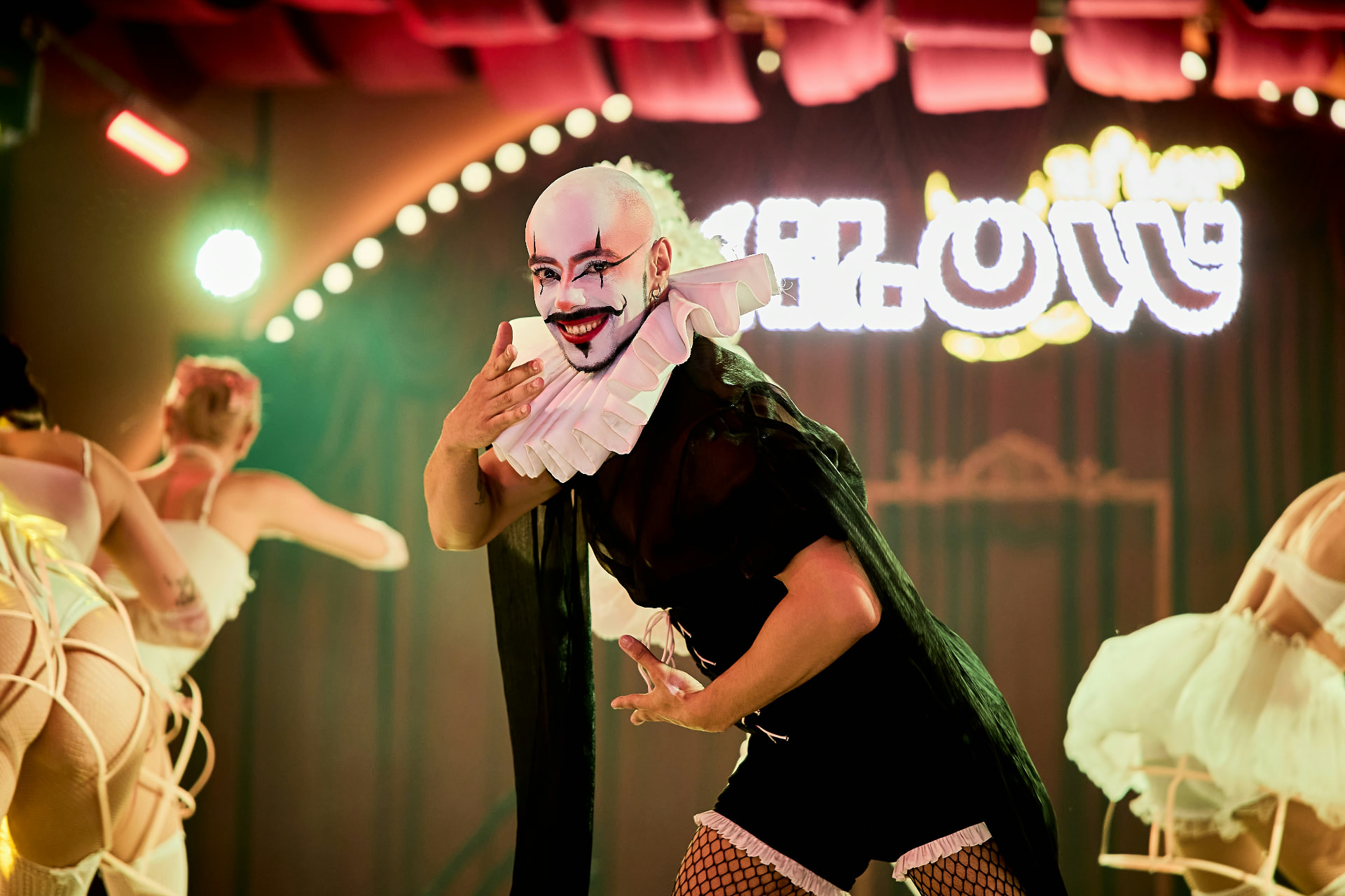 Photo d’illustration : artiste de cabaret sur scène