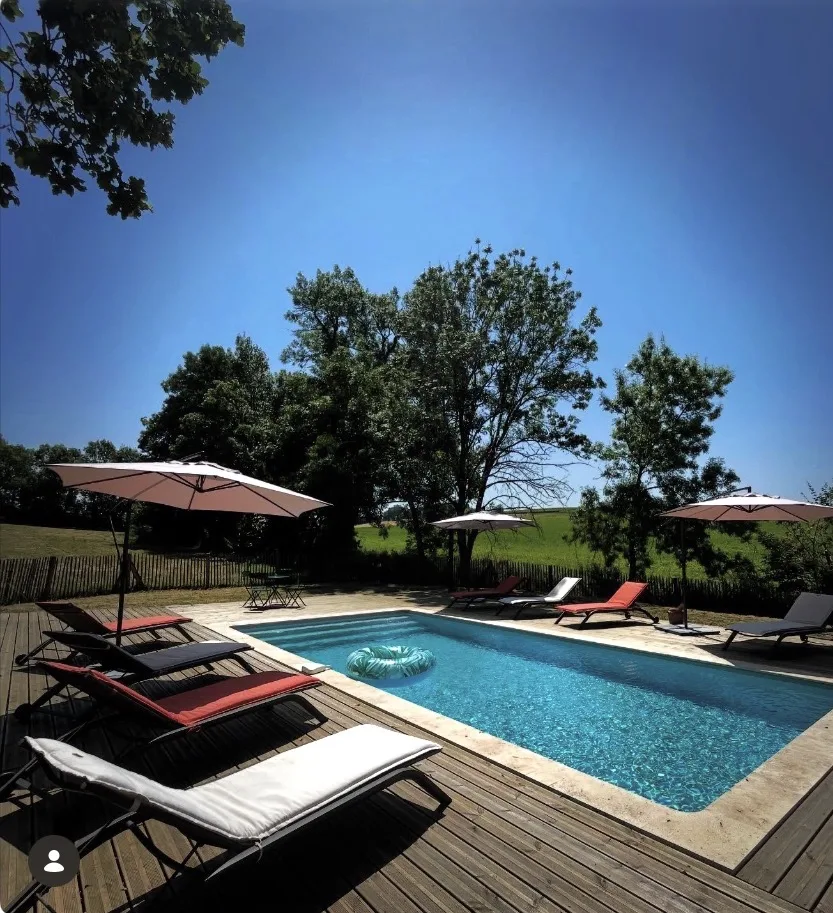 Piscine et transats sous le ciel bleu du Clos Boissière