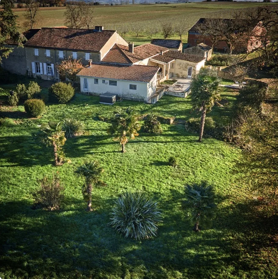 Les bâtiments en pierre du Clos Boissière vus du ciel