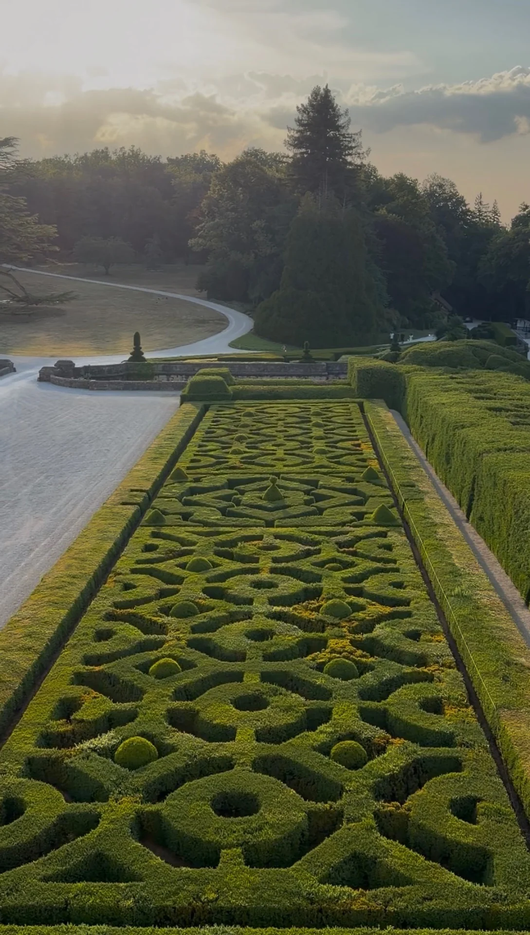 Parterres géométriques des jardins à la française et allées du parc de Hautefort