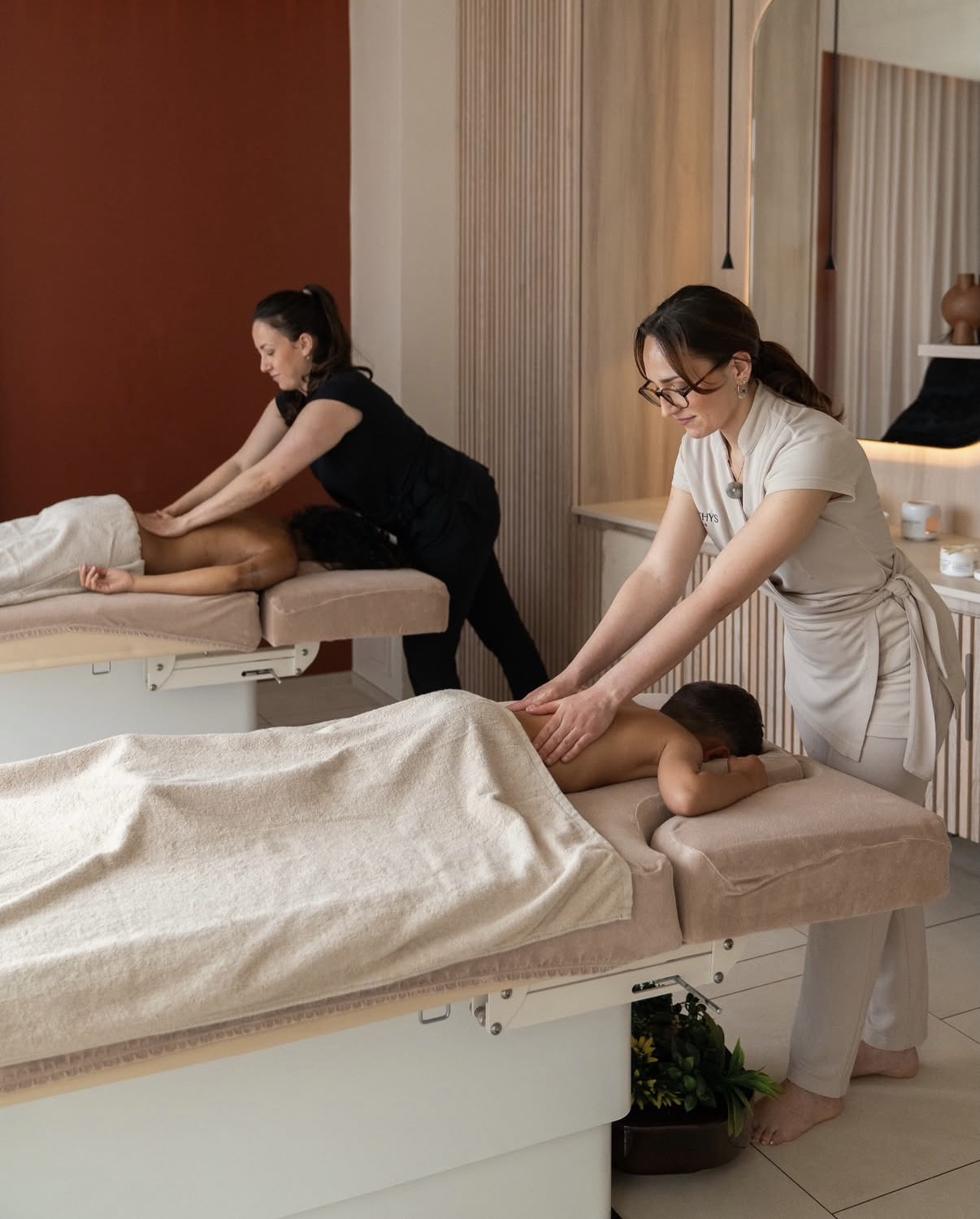 Massage en duo dans une cabine du spa du Château Grand Barrail à Saint-Émilion