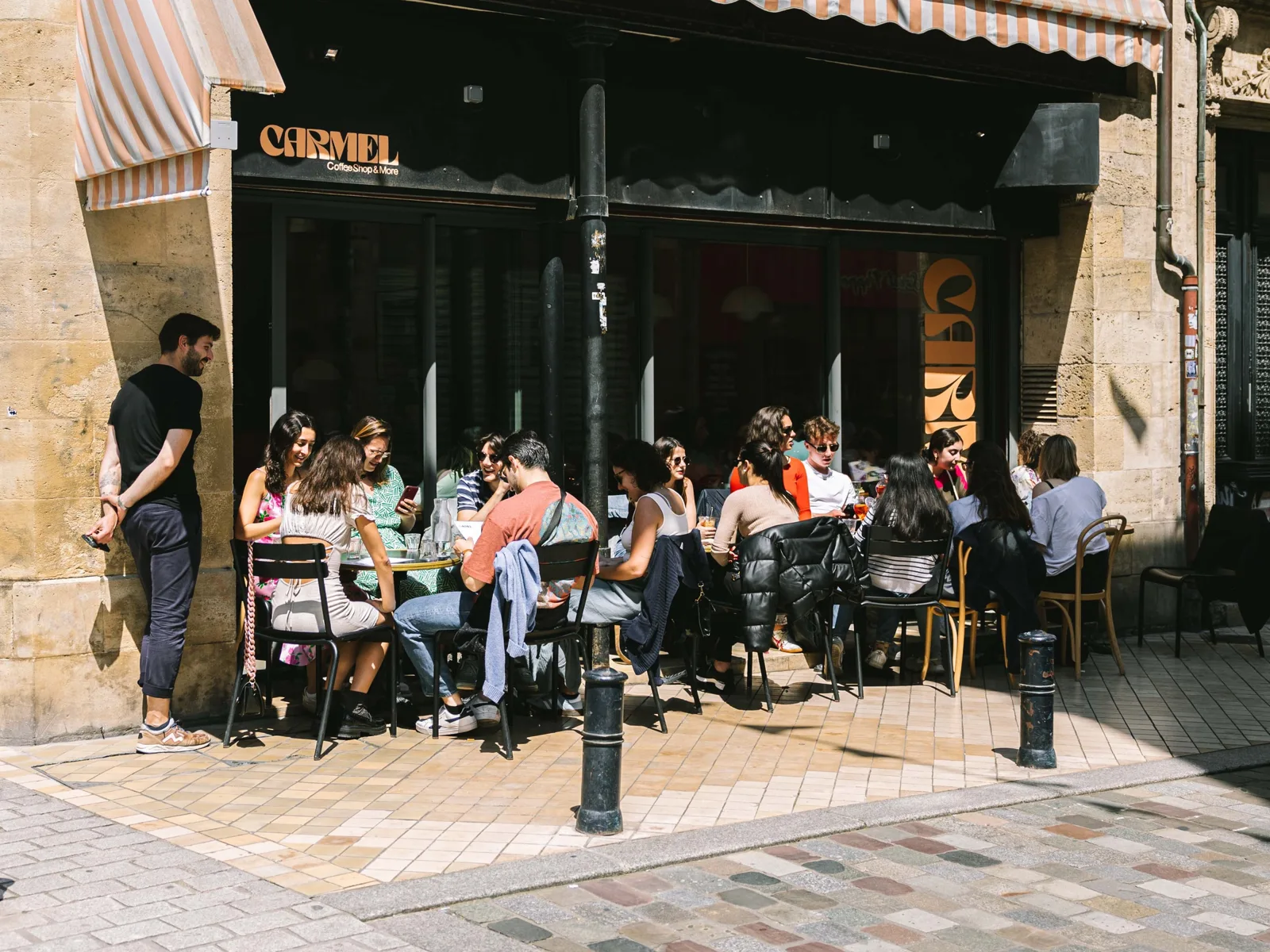 Terrasse de Carmel rue Ravez, photo publiée sur le site officiel du café