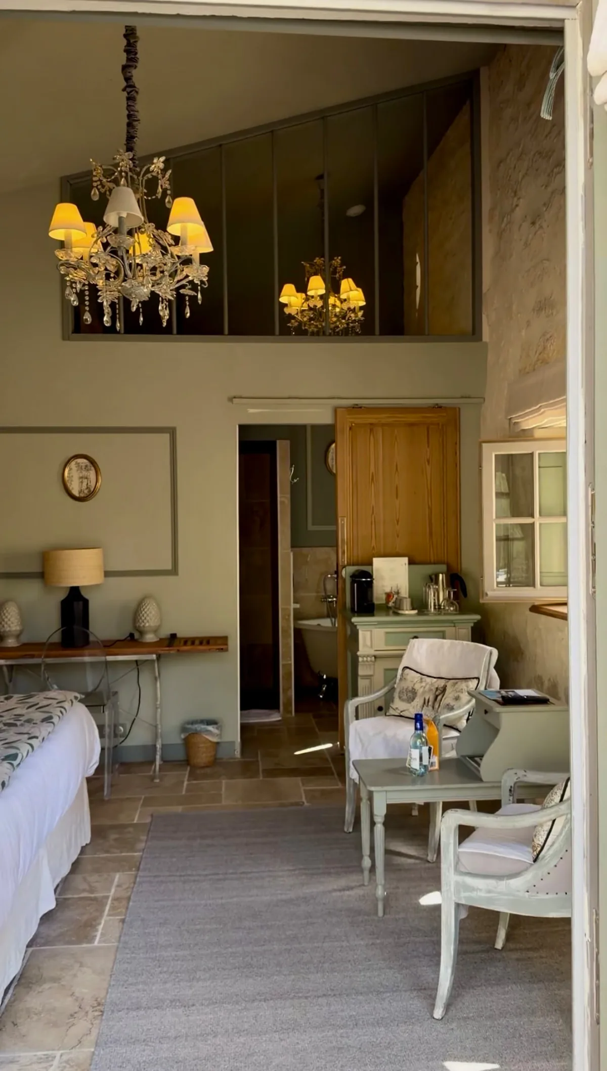 Chambre lumineuse avec lustres et boiseries au Clos Marcamps