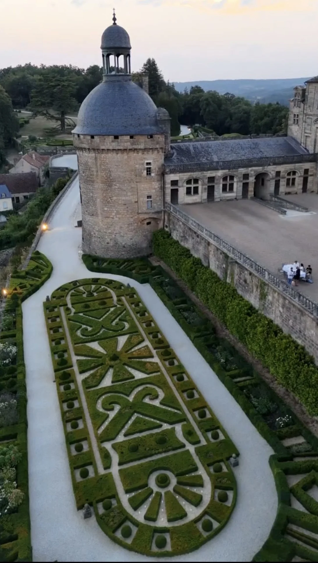 Tour à dôme, cour et parterres à la française du château de Hautefort