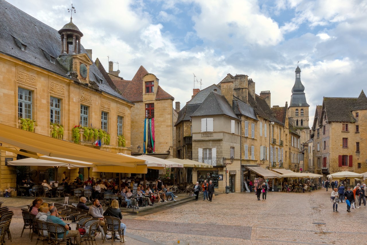 Place de la Liberté à Sarlat, maisons de pierre et terrasses du centre historique du Périgord Noir