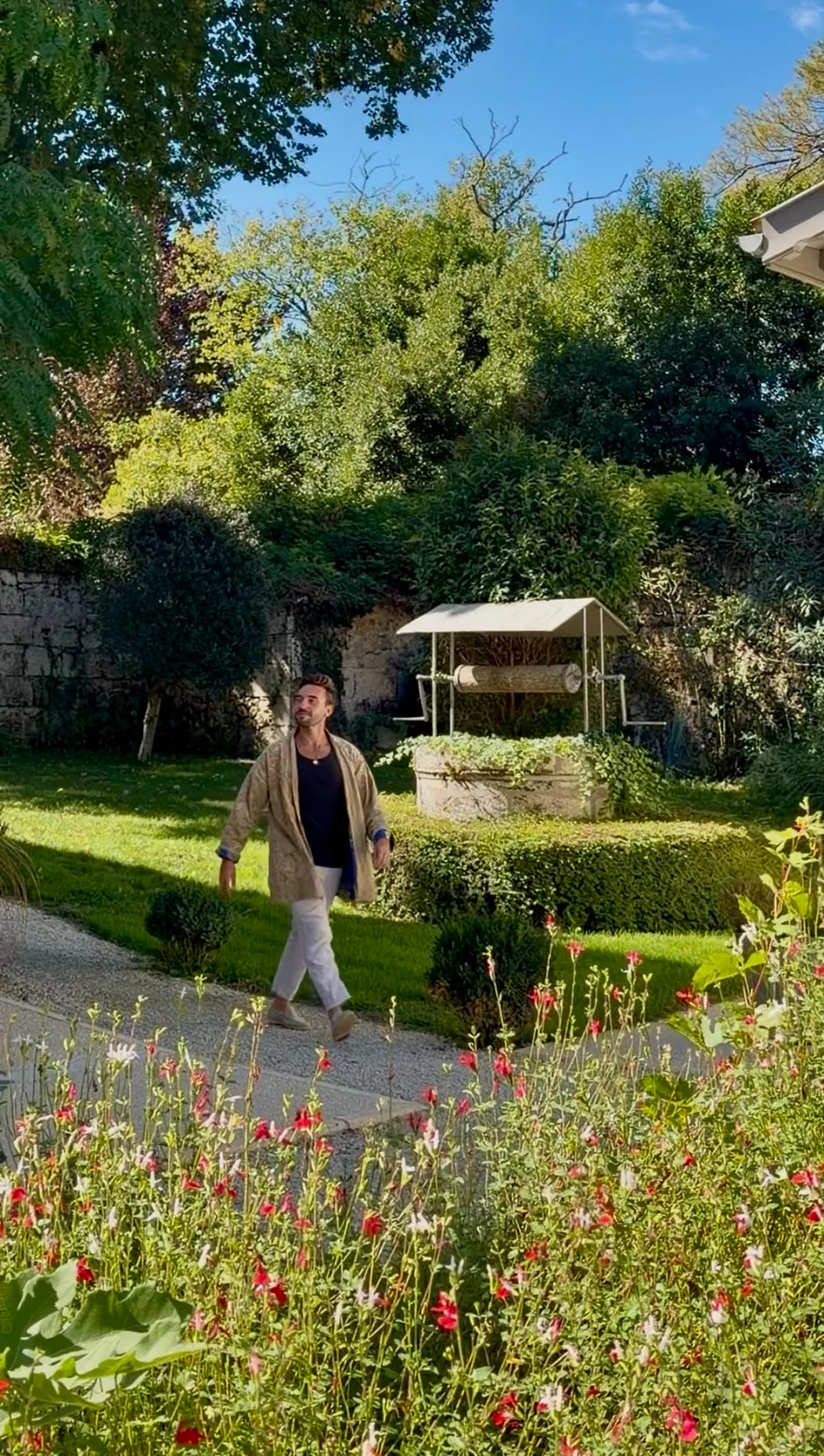 Allée fleurie du jardin du Clos Marcamps