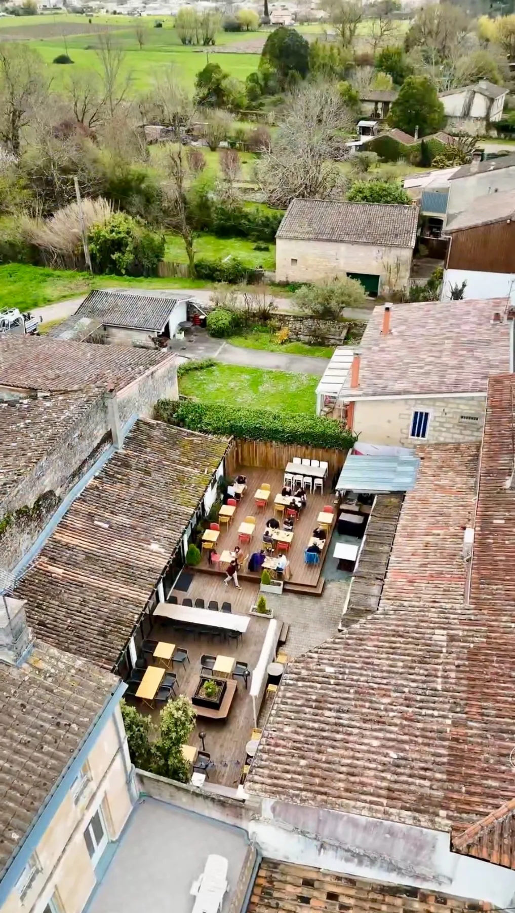 Vue aérienne du patio et des terrasses du Coq Sauvage à Saint-Loubès