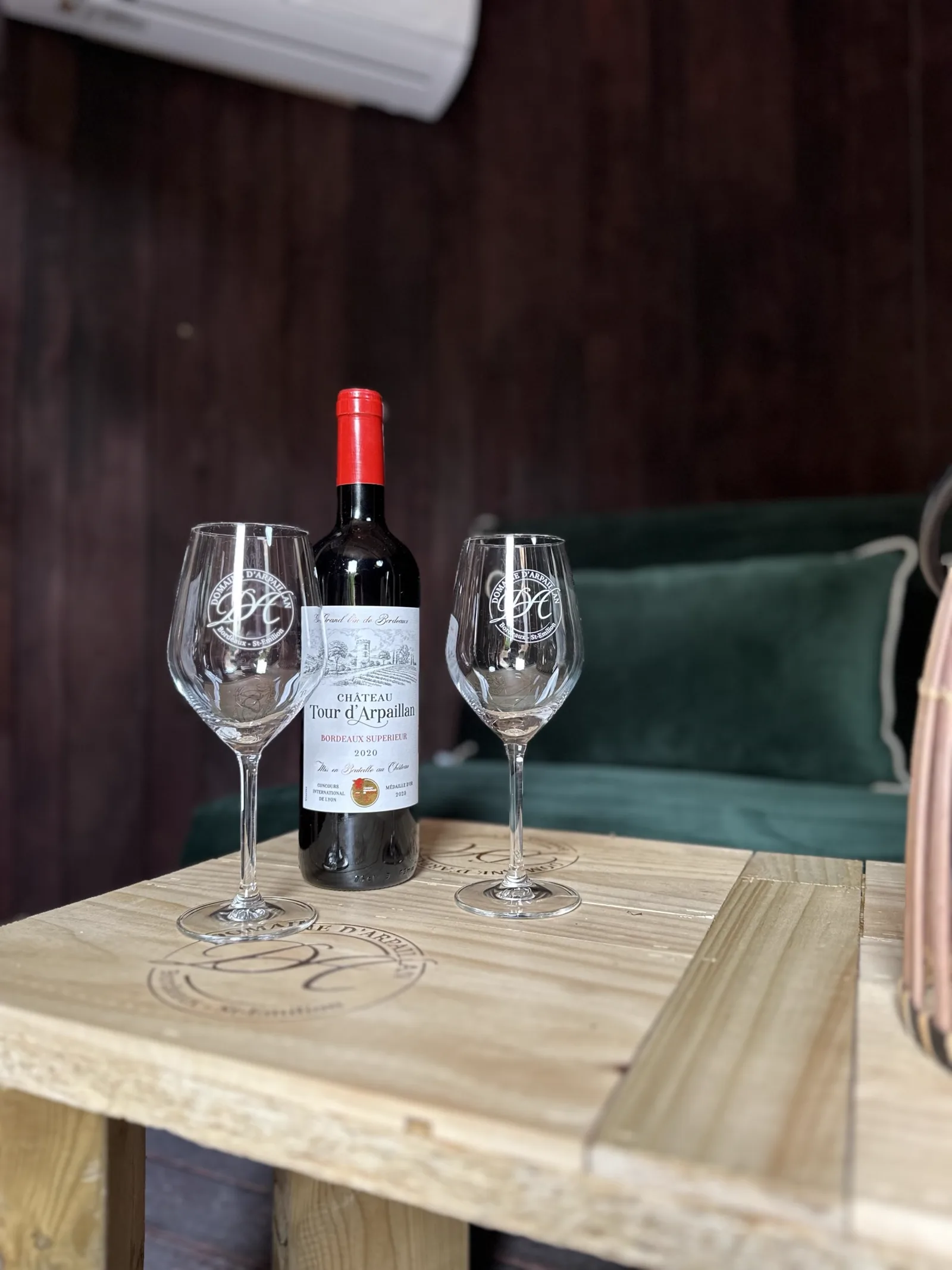 Bouteille de Château Tour d’Arpaillan, Bordeaux supérieur du domaine, et deux verres siglés
