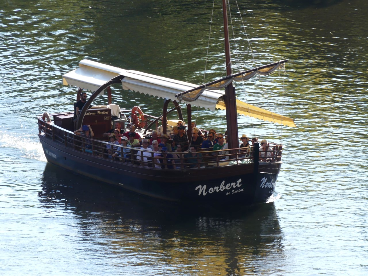 Gabare traditionnelle Norbert avec ses passagers sur la Dordogne à La Roque-Gageac