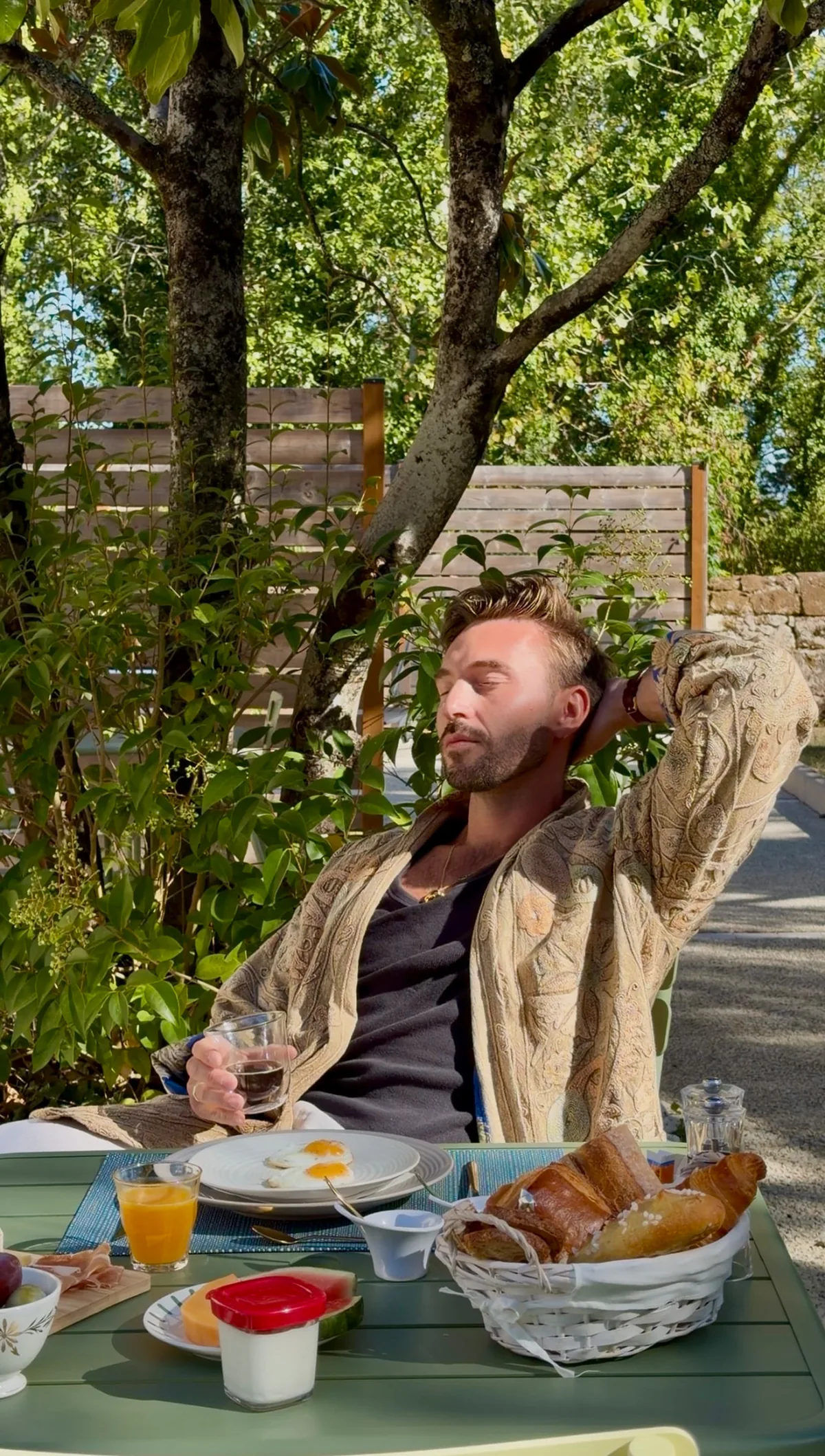 Moment de détente au soleil lors du petit-déjeuner au Clos Marcamps