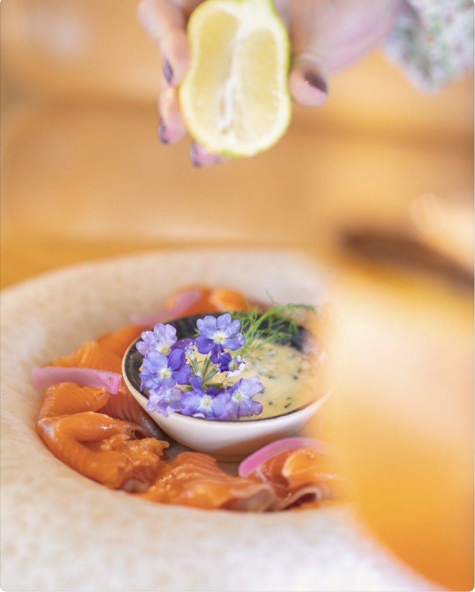 Entrée de saumon fumé, pickles d’oignons rouges et sauce aux herbes chez GINA Bordeaux