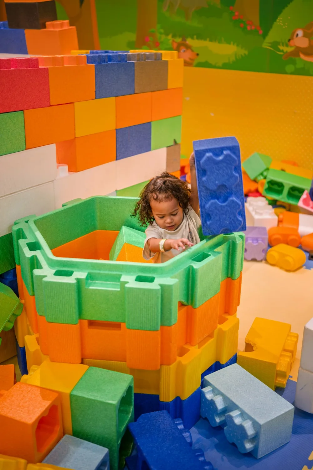 Enfant jouant avec des blocs géants, photo d’illustration fournie par Christian