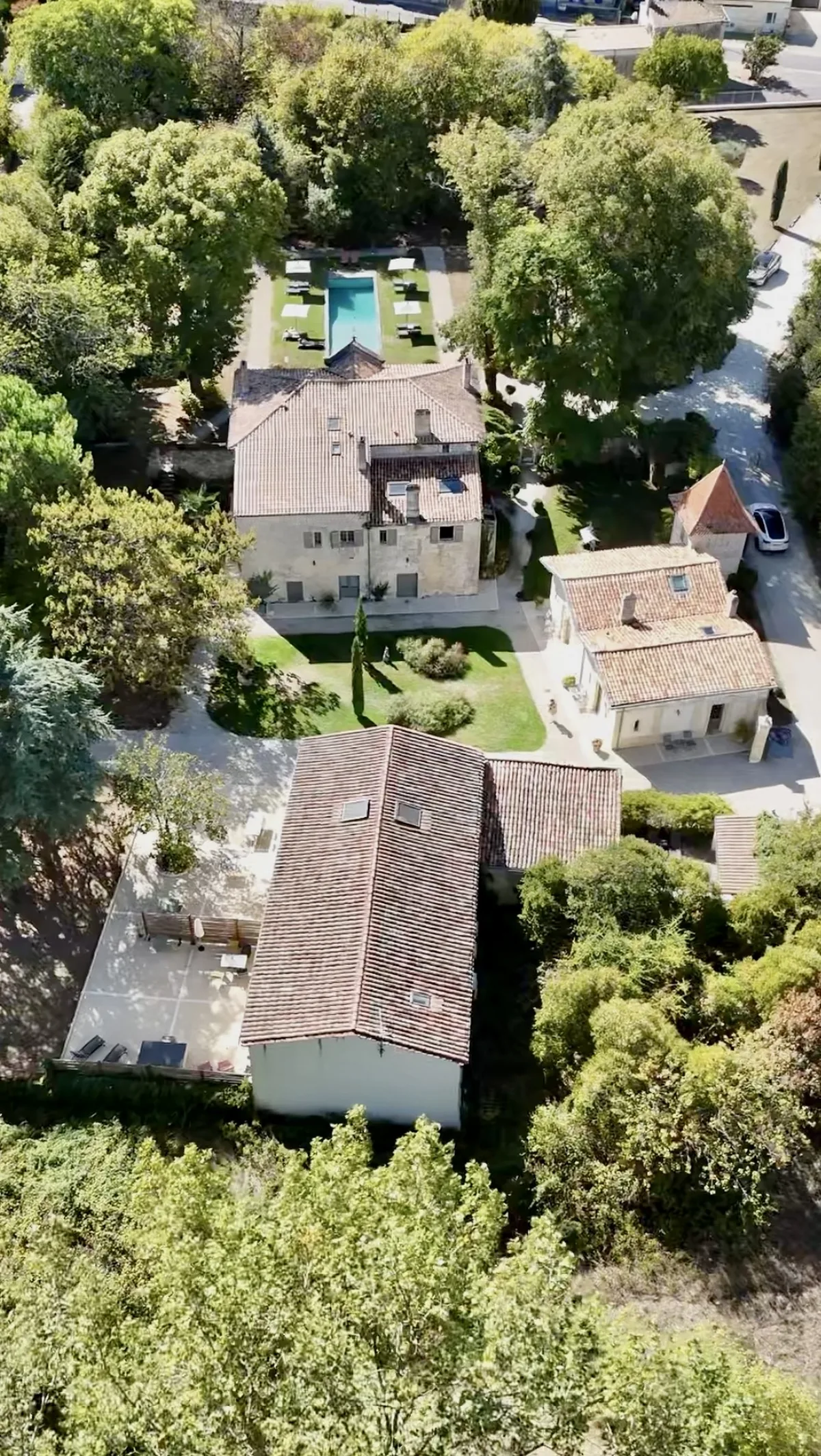 Vue aérienne de la chartreuse du Clos Marcamps, de son parc et de sa piscine