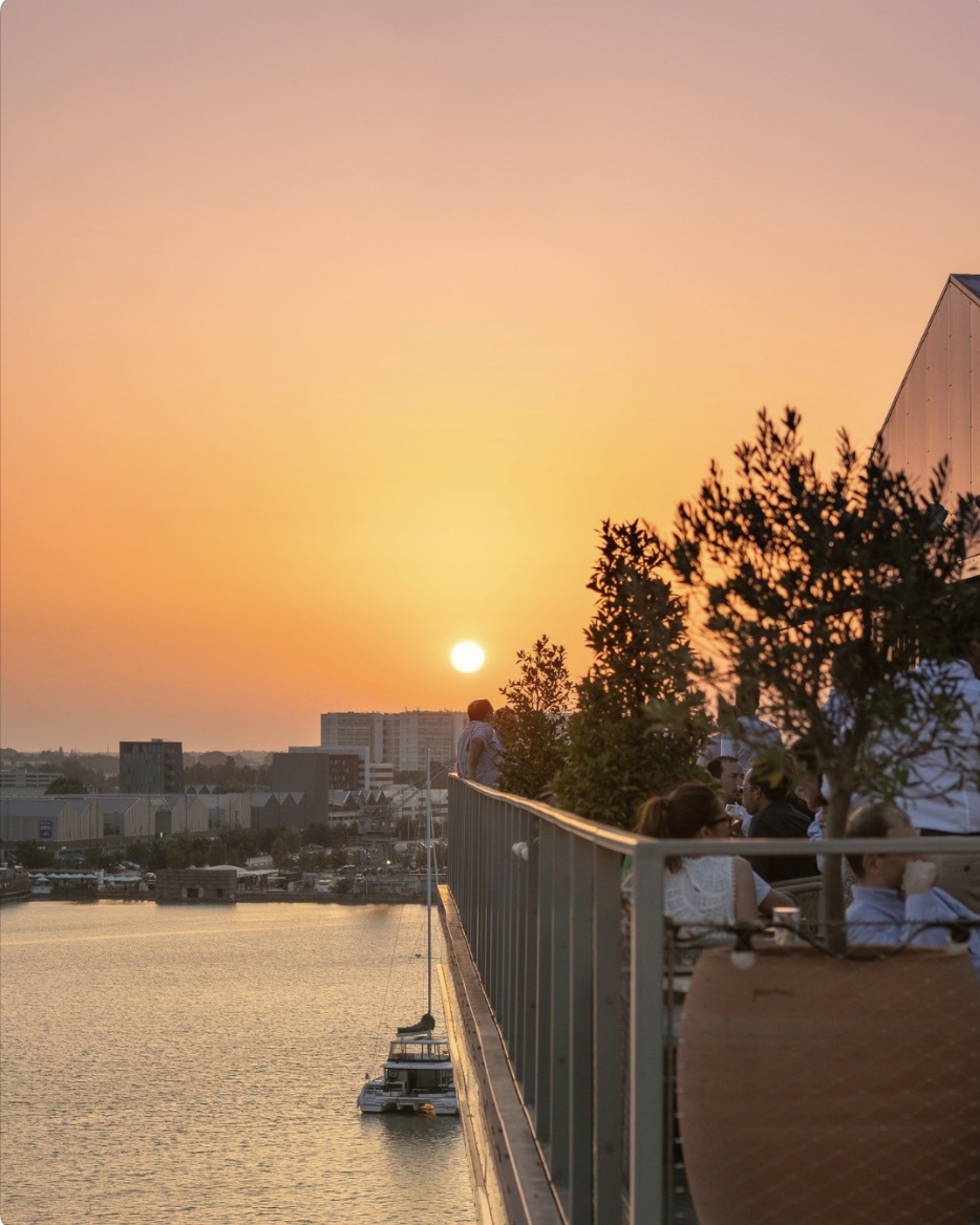 Terrasse de GINA Bordeaux au coucher du soleil, vue sur les Bassins à flot
