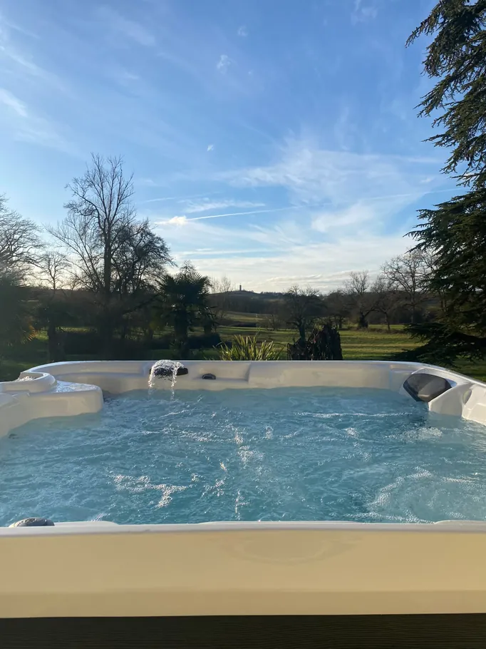 Jacuzzi ouvert sur la campagne gersoise au Clos Boissière