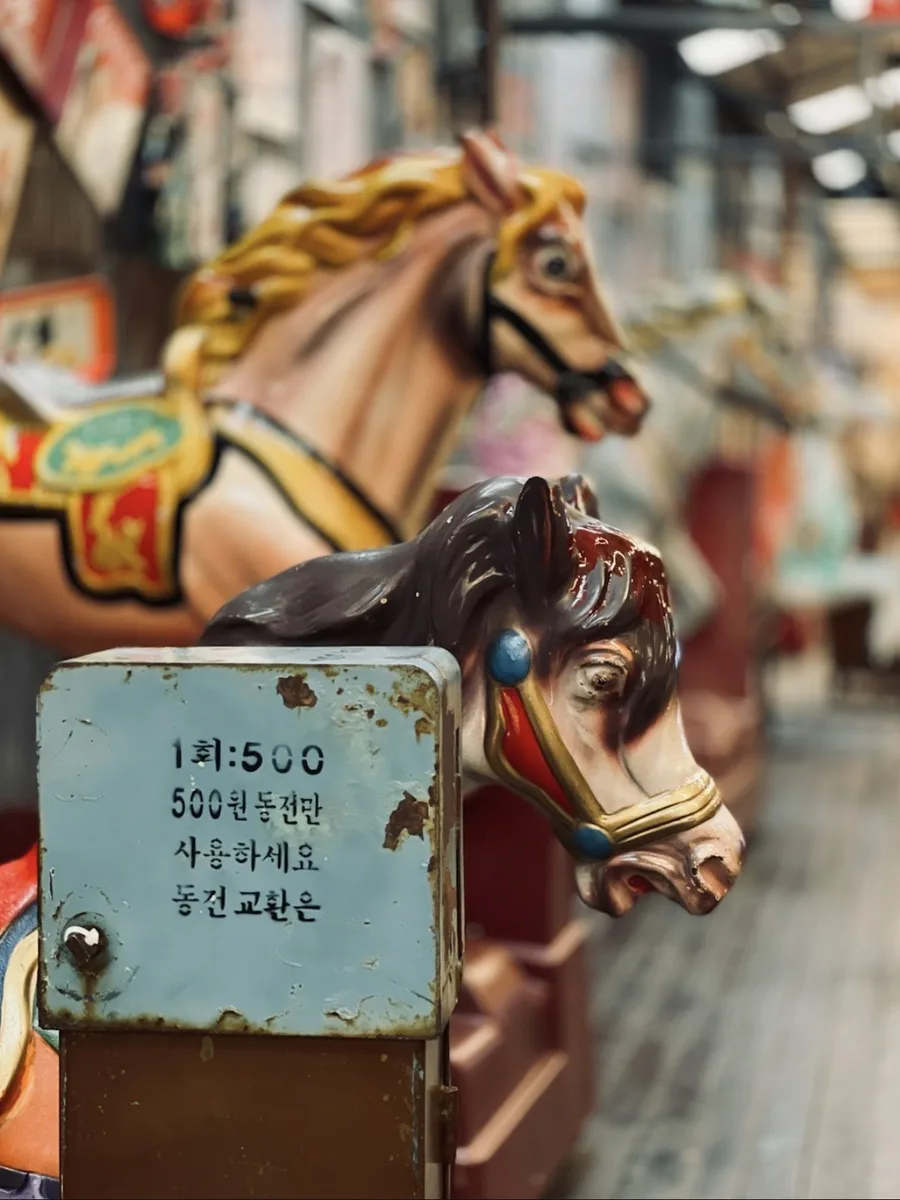 Chevaux de manège anciens, photo d’illustration fournie par Christian
