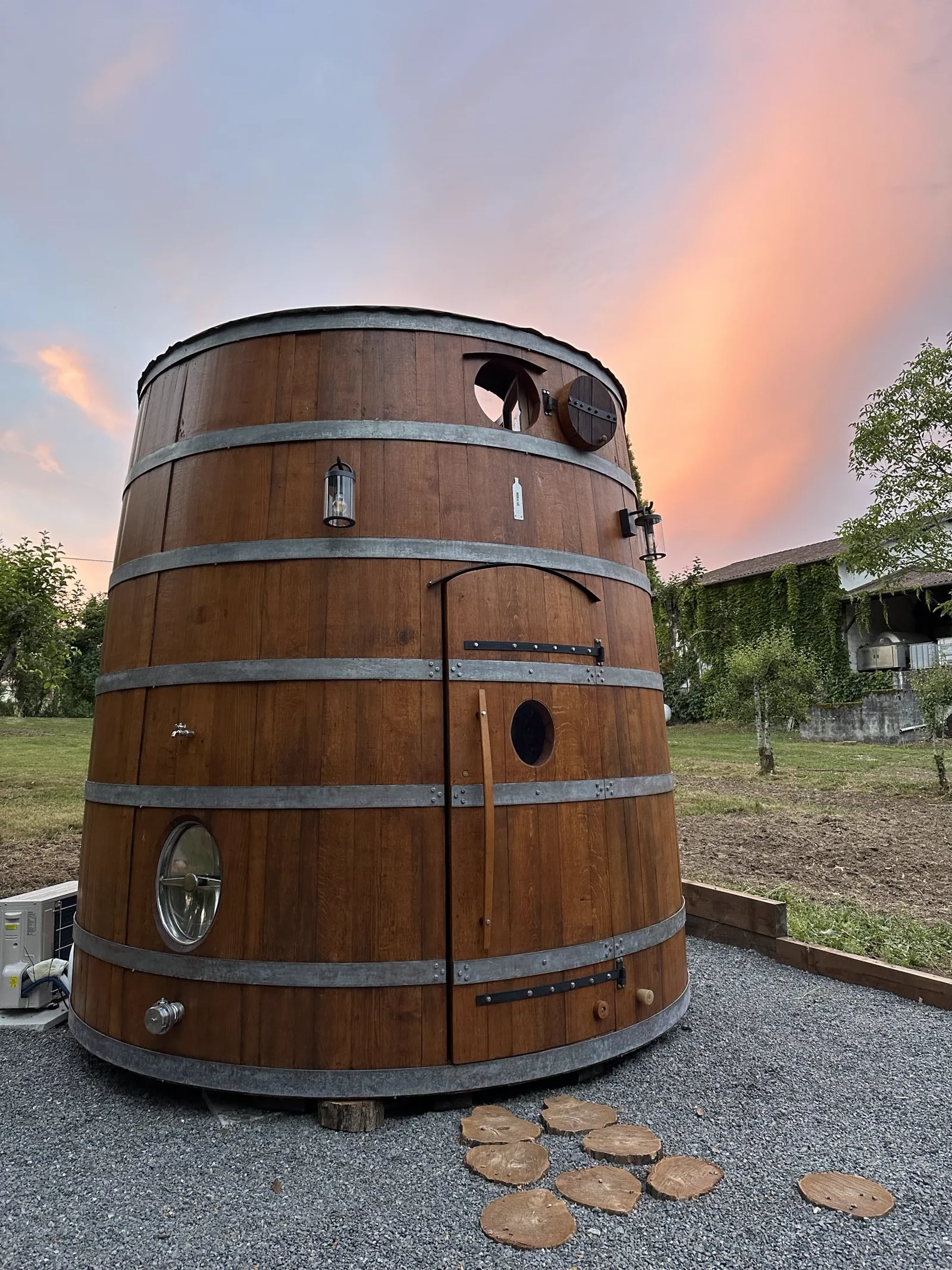 Le foudre Anita au coucher du soleil, Domaine d’Arpaillan à Naujan-et-Postiac