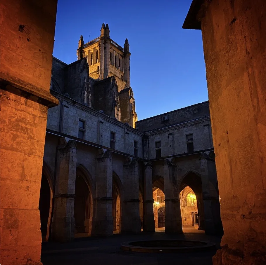 Le cloître de la cathédrale de Condom à la nuit tombée