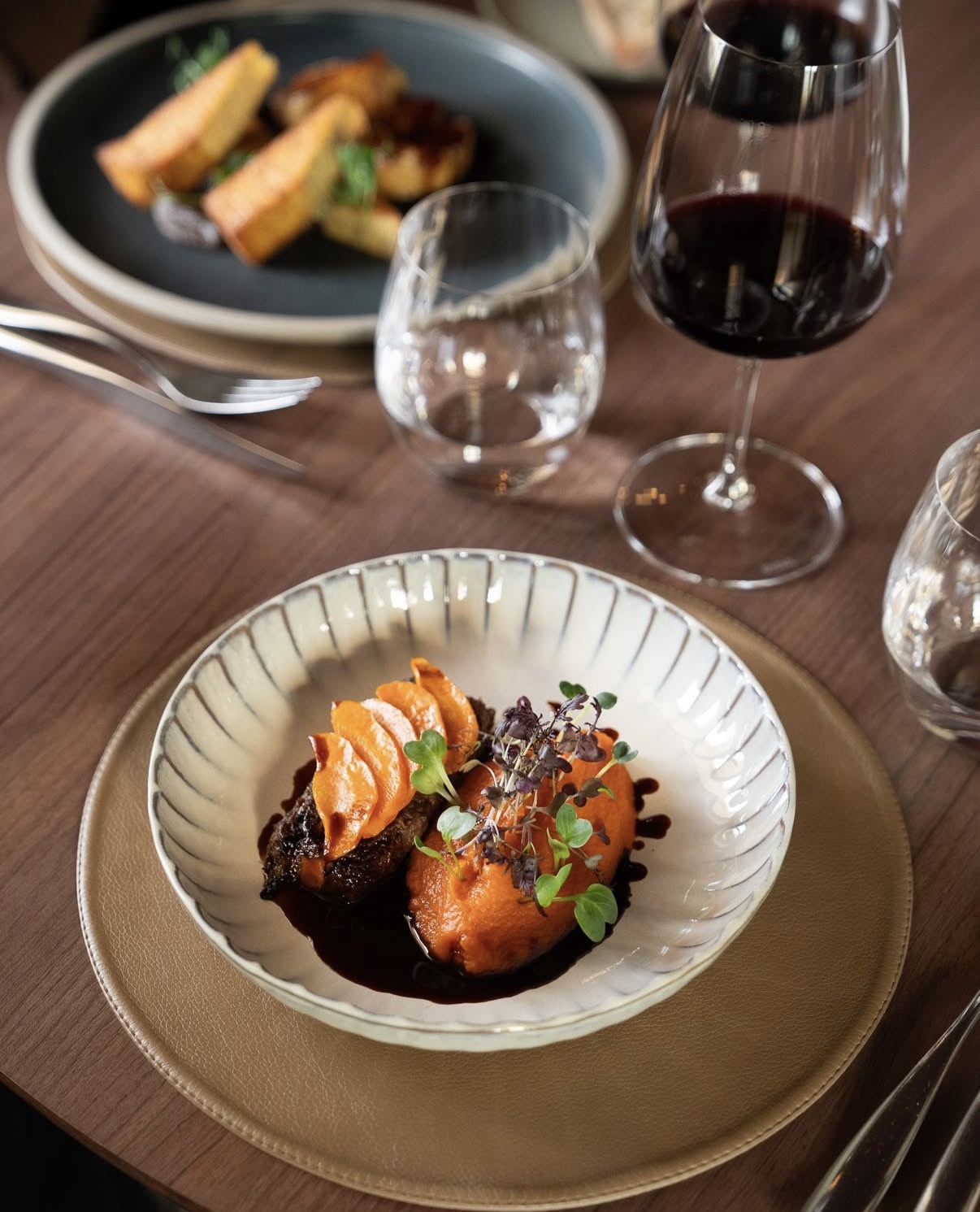 Assiette dressée et verre de vin au restaurant du Château Grand Barrail