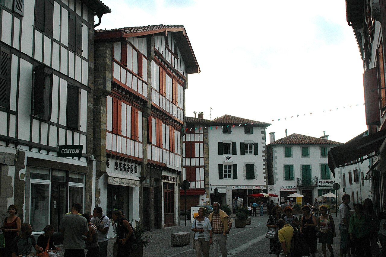 Village d’Espelette, photo Harrieta171, Wikimedia Commons, CC BY-SA 3.0 ; vue de la commune et non du restaurant Etchehandia