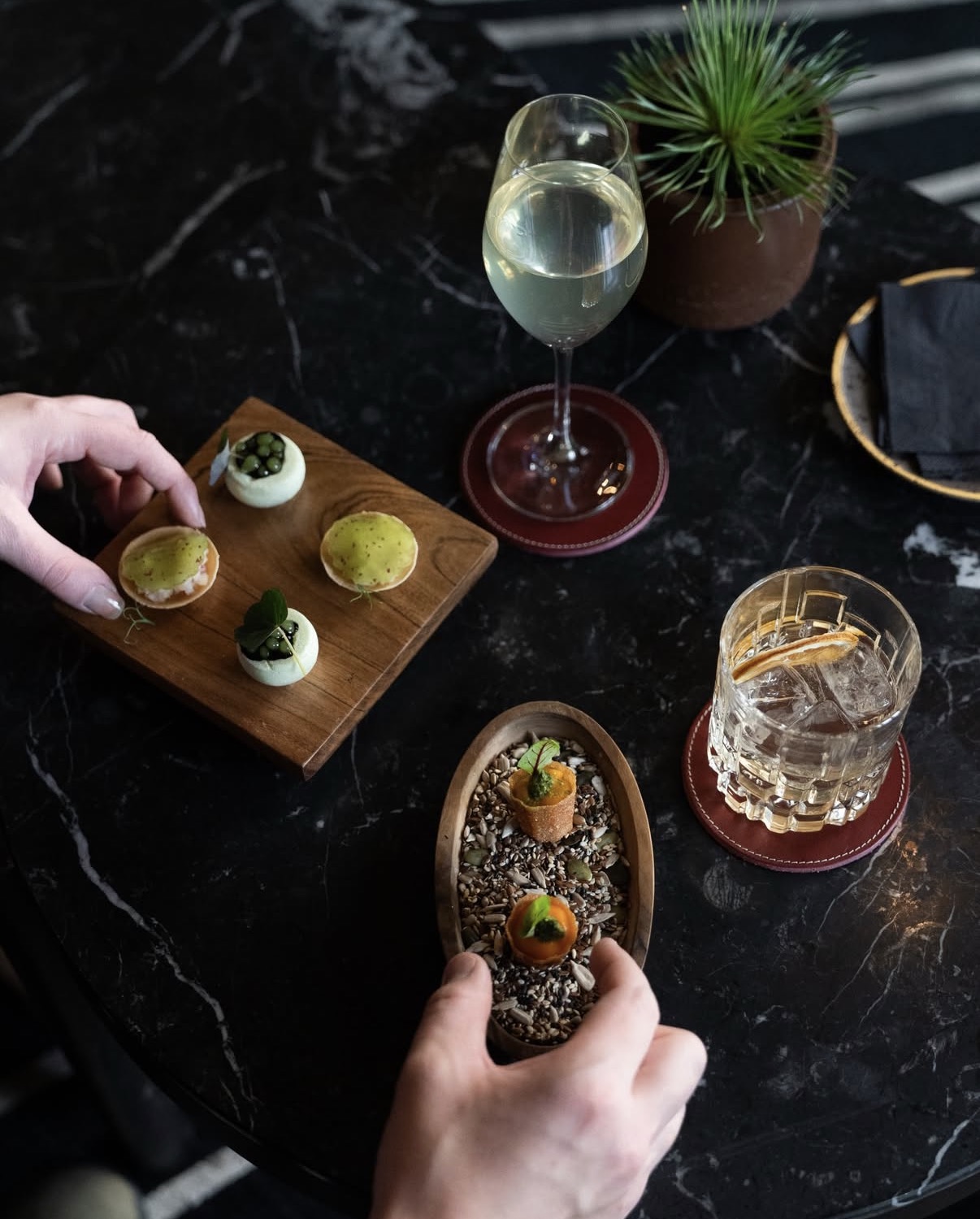 Bouchées et boissons présentées sur une table au Château Grand Barrail