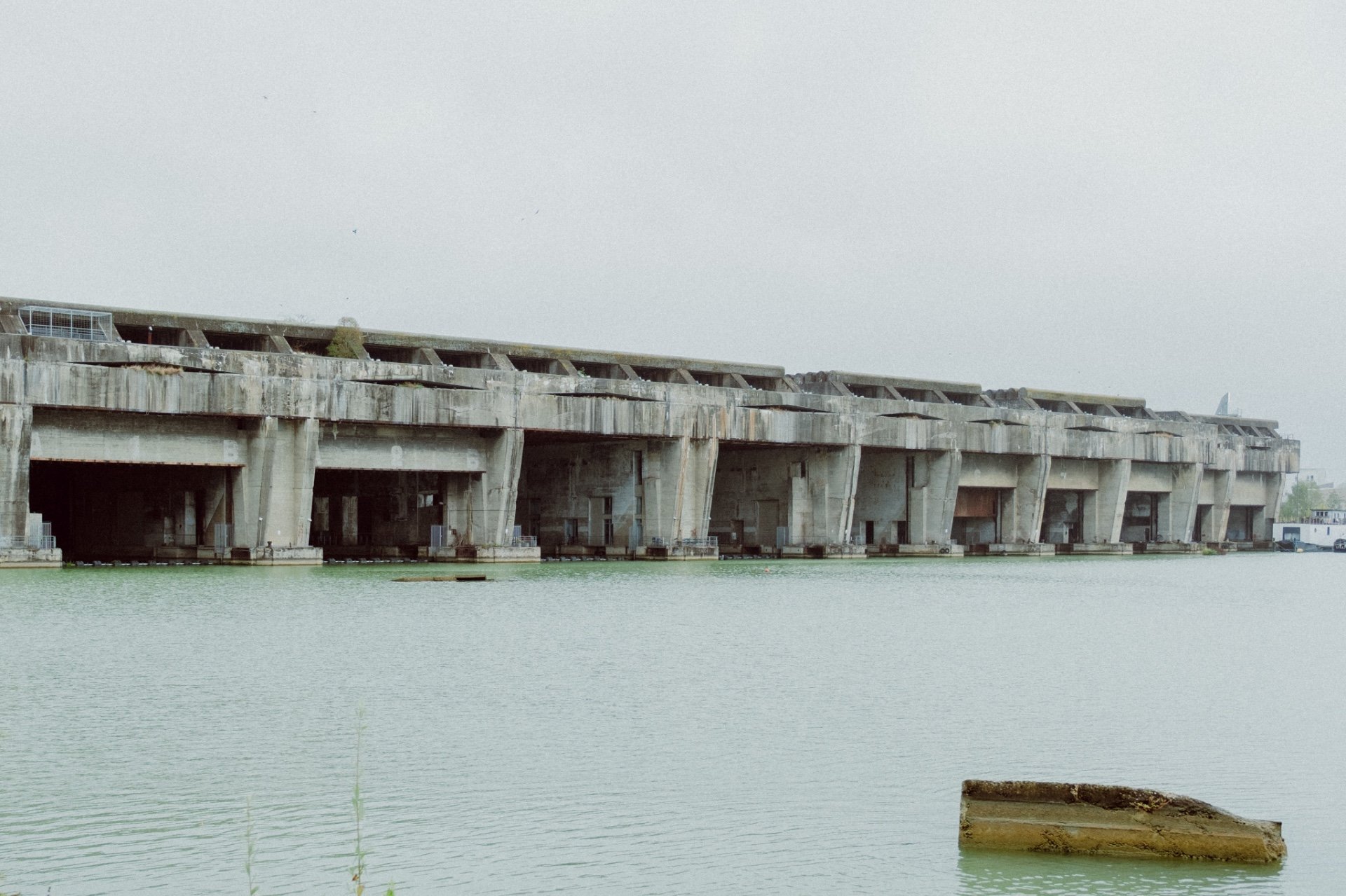 La Base sous-marine de Bordeaux, bunker de béton au bord du bassin à flot, où se tient le festival ISULIA