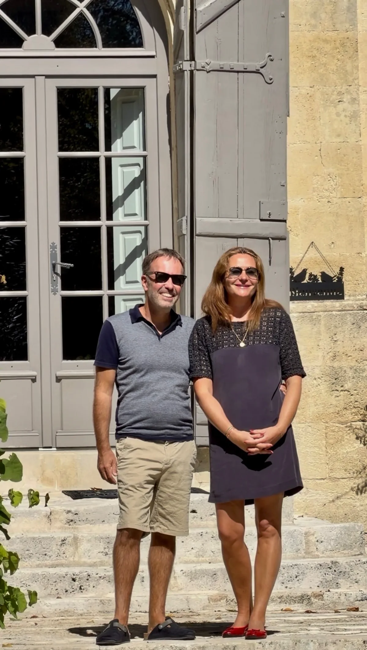 Les propriétaires du Clos Marcamps devant la chartreuse