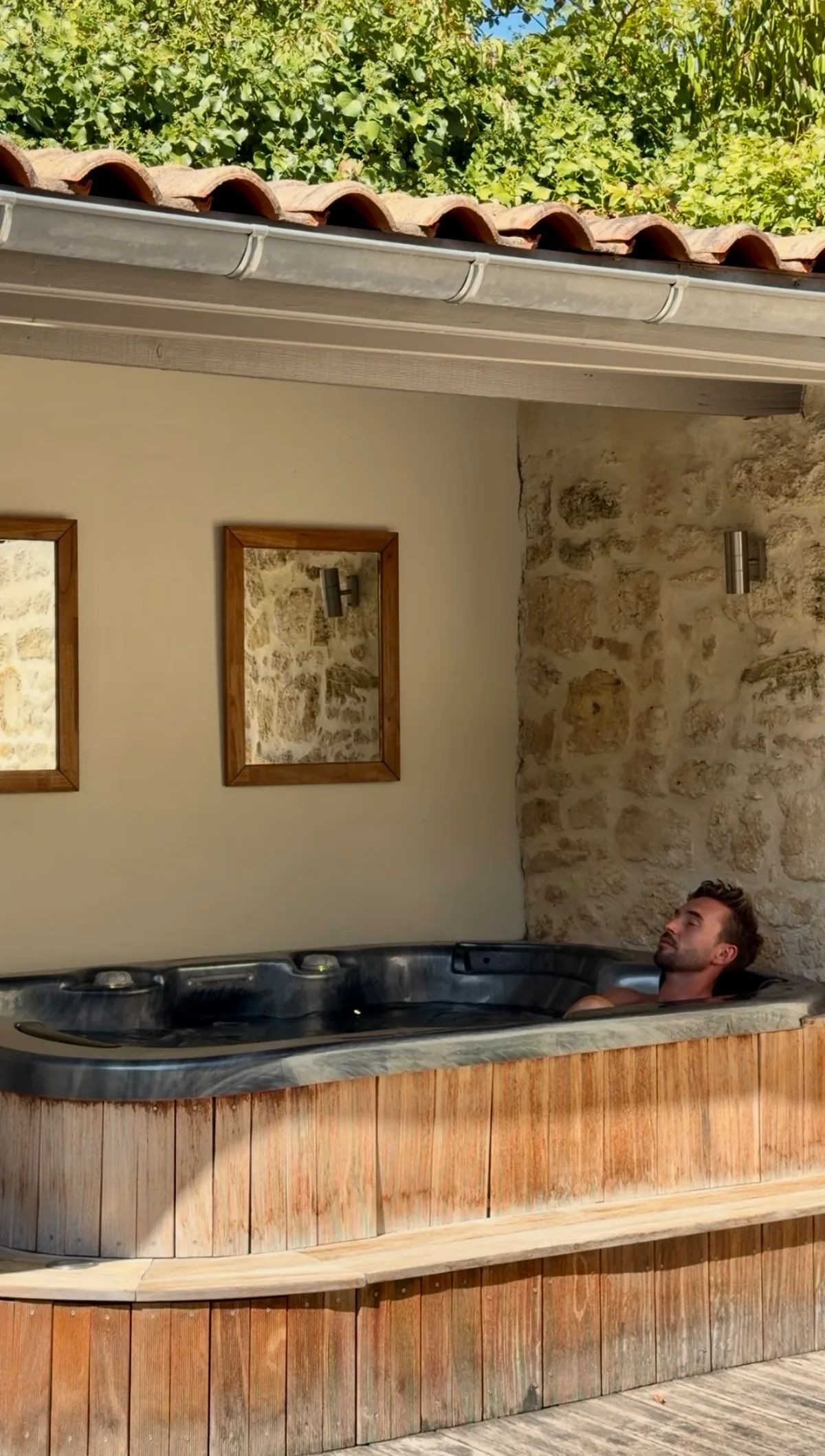 Spa privatif sur la terrasse de la suite Côté Campagne au Clos Marcamps