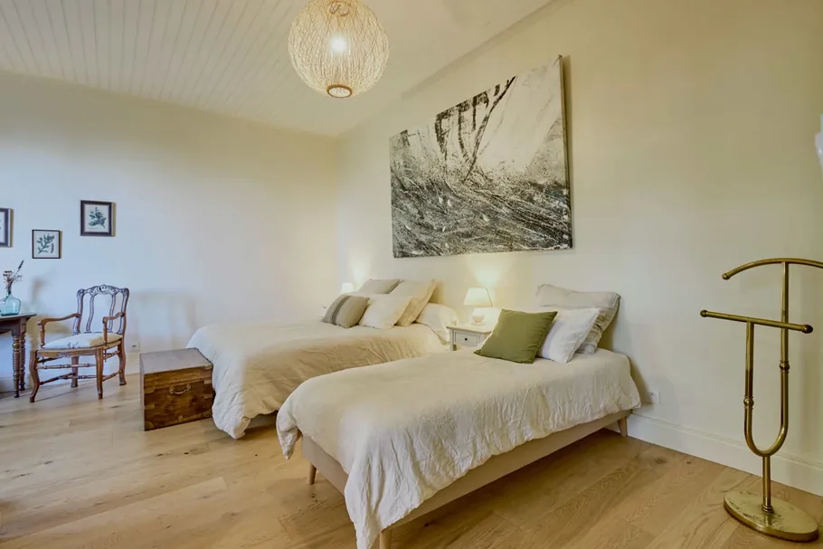 Chambre aux deux lits jumeaux, parquet et plafond lambrissé au Clos Boissière