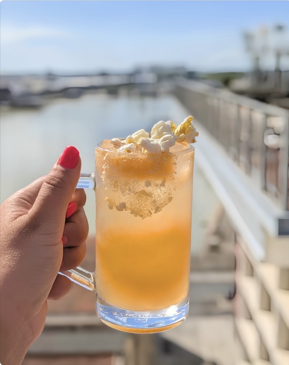 Cocktail servi sur la terrasse de GINA Bordeaux, vue sur les Bassins à flot