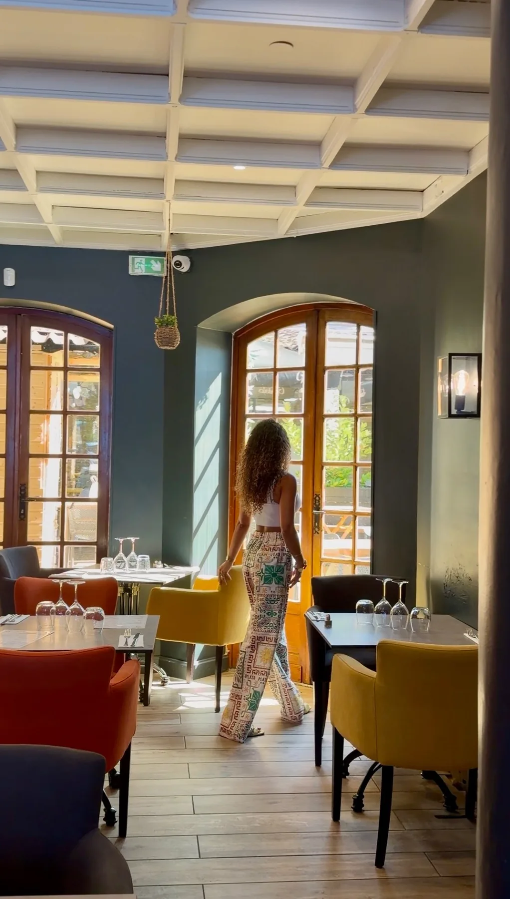 Salle intérieure colorée et lumineuse du Coq Sauvage