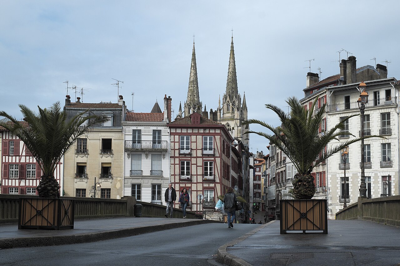 Bayonne, quai de l’Amiral Jauréguiberry, photo GFreihalter, Wikimedia Commons, CC BY-SA 3.0 ; vue de la commune et non de La Table Sébastien Gravé